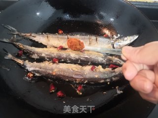 干煎秋刀鱼的做法步骤：12