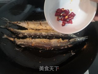 干煎秋刀鱼的做法步骤：11