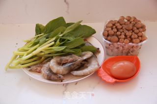 蟹味菇大虾双鲜汤的做法步骤：1