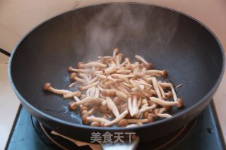 蟹味菇大虾双鲜汤的做法步骤：5