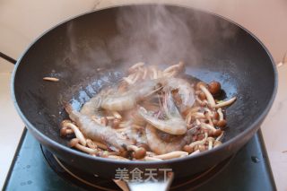 蟹味菇大虾双鲜汤的做法步骤：6