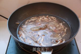 蟹味菇大虾双鲜汤的做法步骤：7