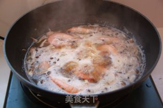 蟹味菇大虾双鲜汤的做法步骤：8