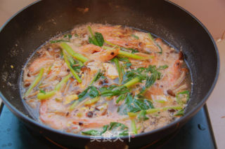 蟹味菇大虾双鲜汤的做法步骤：11
