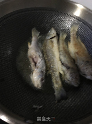 家常焖海杂鱼的做法步骤：3