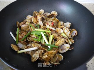 香辣豆瓣炒花甲的做法步骤：8