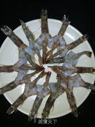 鲜美可口的蒜蓉粉丝蒸虾的做法步骤：1
