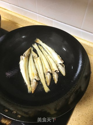 干煎沙丁鱼的做法步骤：1