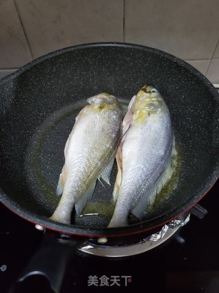酸菜烧黄花鱼的做法步骤：5