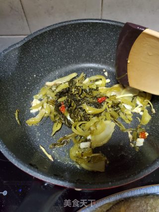 酸菜烧黄花鱼的做法步骤：8