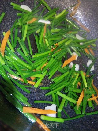 韭菜苔炒双虾的做法步骤：8
