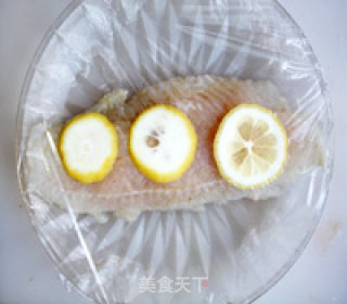 柠檬烤巴沙鱼配土豆沙拉的做法步骤：3