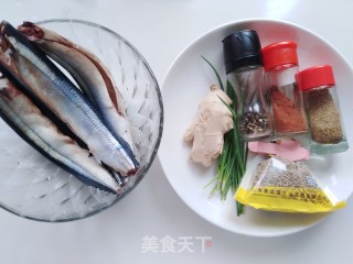 香辣烤秋刀鱼的做法步骤：1