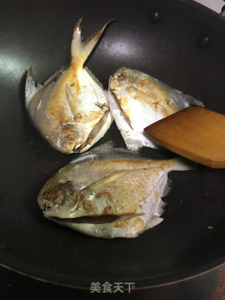 蒜蓉焖䲝鱼的做法步骤：4