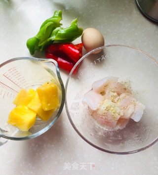 菠萝咕噜鱼的做法步骤：1