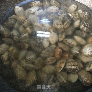 葱姜炒花蛤的做法步骤：3
