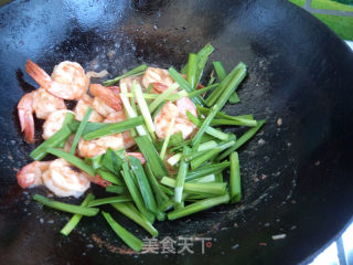 大虾烧韭菜的做法步骤：11