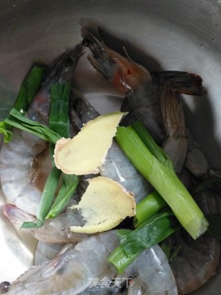 美食―蒜蓉粉丝蒸开背虾的做法步骤：3