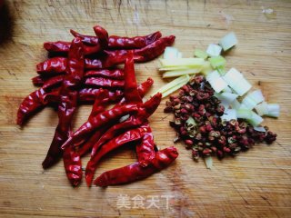 魔鬼椒炒海虾的做法步骤：2