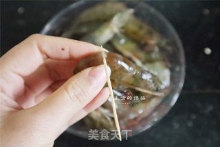 黑椒金丝烤虾的做法步骤：2