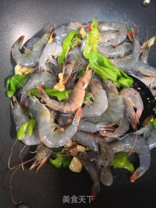 青椒煸炒基围虾的做法步骤：2