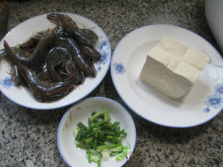 老豆腐烧鲜虾的做法步骤：1