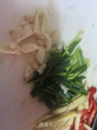红椒炒鲜虾的做法步骤：1