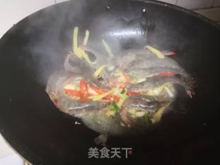 红椒炒鲜虾的做法步骤：4
