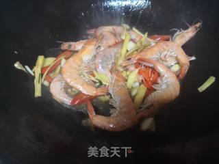 红椒炒鲜虾的做法步骤：5