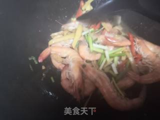 红椒炒鲜虾的做法步骤：7
