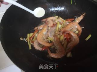 红椒炒鲜虾的做法步骤：6