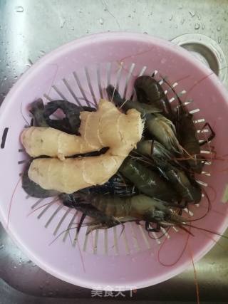水煮大虾的做法步骤：1