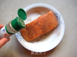香草烤鲑鱼：玩转烤箱轻松做菜的做法步骤：3