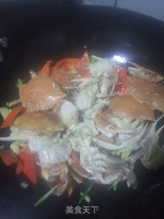 红椒炒螃蟹的做法步骤：4