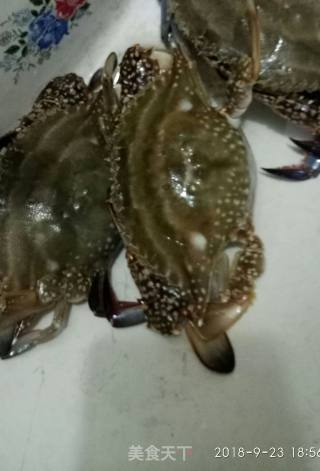 “海鲜”清蒸大螃蟹的做法步骤：1