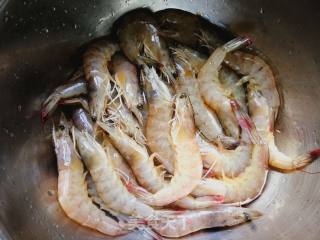 鲜虾:蒜蓉酱汁烤鲜虾的做法步骤：1