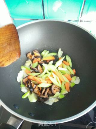 蔬菜炒海参的做法步骤：3