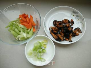 蔬菜炒海参的做法步骤：1