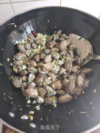 蒜末花甲汤的做法步骤：2