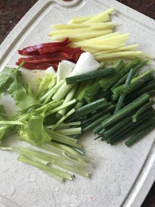 酸菜焖花甲的做法步骤：2