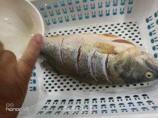 剁椒蒜蓉蒸鲈鱼的做法步骤：2