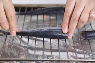 盐烤秋刀鱼的做法步骤：3