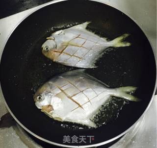 干煎银鲳鱼的做法步骤：4