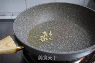 青红椒炒红极参的做法步骤：3