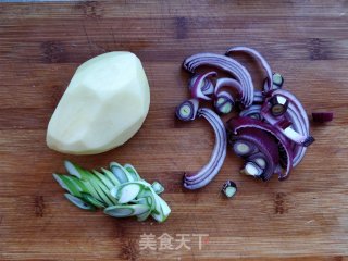土豆酱焖鱿鱼的做法步骤：6