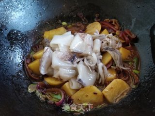 土豆酱焖鱿鱼的做法步骤：11
