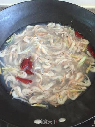 水煮河虾的做法步骤：3