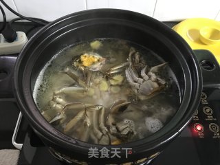 螃蟹鲫鱼煲 的做法步骤：9