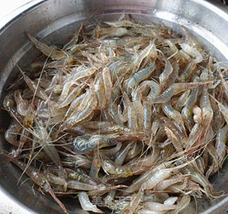 香酥椒盐河虾的做法步骤：1