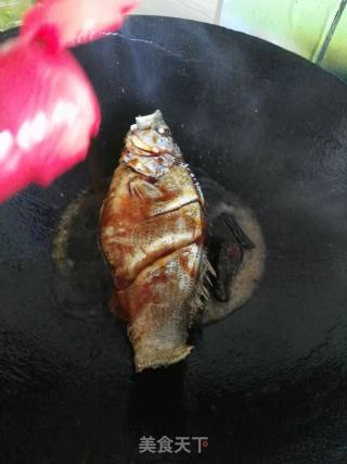 红烧鲈鱼的做法步骤：7